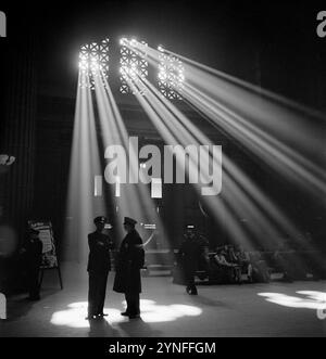 1943 , janvier , CHICAGO , ILLINOIS, USA : de l'info originale : ' dans la salle d'attente de la gare Union '. . Photo de JACK DELANO ( 1914 - 1997 ), employé de la United States Agricolture Farm Security Administration, Office of War information , en tant que travail du gouvernement fédéral des États-Unis. - STAZIONE FERROVIARIA - SALA D'ASPETTO - ATRIO - ferrovie - GARE - SALLE D'ATTENTE - HALL - chemin de fer - chemins de fer - STATI UNITI AMERICA - portrait - ritratto - gente - persone - people - NOVECENTO - XX SIÈCLE - années 900 - '900 - HISTORY - FOTO STORICHE - inverno - Winter - ICONICA - ICO Banque D'Images