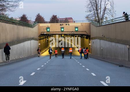 Varsovie, Pologne. 25 novembre 2024. Les manifestants commencent leur barrage routier pendant la manifestation. (Ostatnie Pokolenie/Last Generation) a lancé une série de blocus sur Wislostrada pour contester les politiques climatiques du gouvernement sous Donald Tusk. Vers 7h00 du matin, une douzaine de militants portant des gilets orange bloquaient la circulation près de l'entrée du tunnel. Ils portaient des banderoles, dont une déclarant : « Tusk alimente l’effondrement du climat ». Le groupe a annoncé son intention de revenir chaque semaine, visant à faire de Wislostrada un symbole de résistance civile soutenue. Crédit : SOPA images Limited/Alamy Live News Banque D'Images