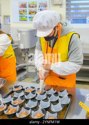 Activité de classe de pâtisserie avec les étudiants Banque D'Images