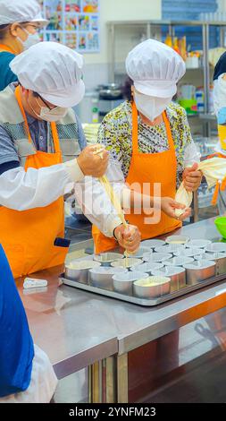 Activité de classe de pâtisserie avec les étudiants Banque D'Images