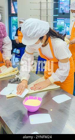 Activité de classe de pâtisserie avec les étudiants Banque D'Images