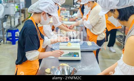 Activité de classe de pâtisserie avec les étudiants Banque D'Images