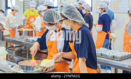 Activité de classe de pâtisserie avec les étudiants Banque D'Images