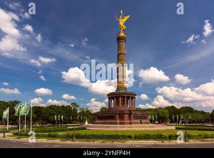 Colonne de la victoire à Tiergarten surmontée d'une statue dorée de Victoria par jour ensoleillé, Berlin, Allemagne Banque D'Images