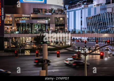 LAS VEGAS - 21 AOÛT 2024 : les voitures qui passent avec un flou de vitesse sur le Strip de Las Vegas la nuit, capturant l'énergie et le mouvement de la circulation nocturne sur Las Banque D'Images