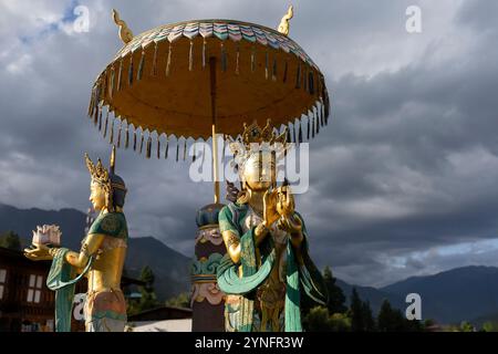 Statues dorées de Dieu féminin au rond-point à Thimphu, Bhoutan. Banque D'Images