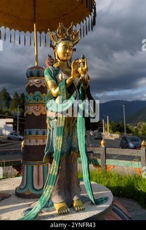 Statues dorées de Dieu féminin au rond-point à Thimphu, Bhoutan. Banque D'Images