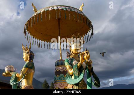 Statues dorées de Dieu féminin au rond-point à Thimphu, Bhoutan. Banque D'Images