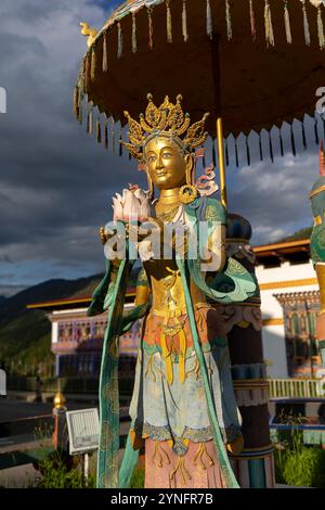 Statue dorée d'un Dieu féminin au rond-point à Thimphu, Bhoutan. Banque D'Images