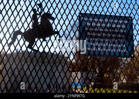 Washington, District de Columbia, États-Unis. 25 novembre 2024. Une partie de Lafayette Square est fermée au public alors que les travaux progressent sur les stands d'observation inauguraux sur Pennsylvania Avenue en face de la Maison Blanche. On voit ici un panneau sur l'escrime qui dit : 'Veuillez excuser la perturbation. Le District de Columbia, en coordination avec le National Park Service, construit le stand d'examen de la Parade inaugurale présidentielle de 2025.'' avec la statue équestre du président Andrew Jackson de Clark Mills vue hors de vue en arrière-plan. Crédit : ZUMA Press, Inc/Alamy Live News Banque D'Images