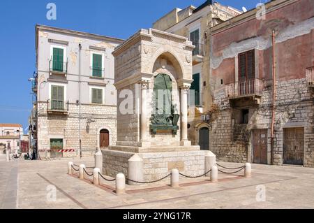 Monumento alla Agence Barlette Immobilier Bisfada di, Piazza della Sfida, Barletta, province de Barletta-Andria-Trani, Région des Pouilles, Italie Banque D'Images