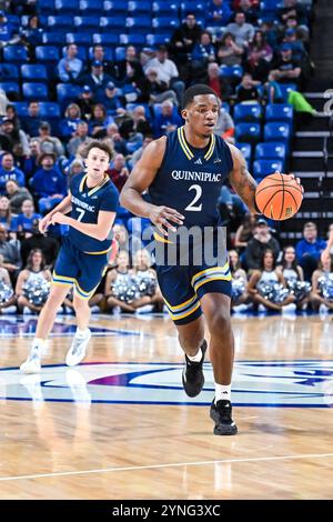 25 NOVEMBRE 2024 : L'attaquant des Bobcats de Quinnipiac Amarri Monroe (2) se précipite sur le terrain lors d'un match de saison régulière où les Bobcats de Quinnipiac ont visité les Billikens de Saint Louis. Tenue à la Chaifetz Arena à doté Louis, MO le lundi 25 novembre 2024 Richard Ulreich/CSM Banque D'Images