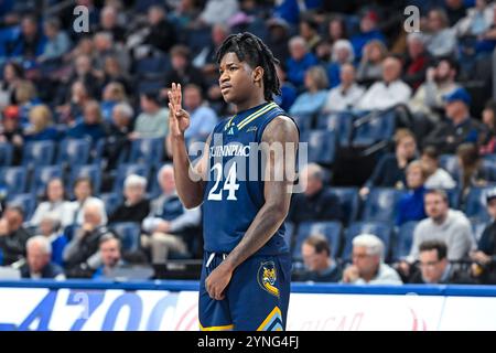 25 NOVEMBRE 2024 : la garde des Bobcats de Quinnipiac Jaden Zimmerman (24 ans) fait des requêtes à un coéquipier qui va couvrir un match de saison régulière où les Bobcats de Quinnipiac ont visité les Billikens de Saint Louis. Tenue à la Chaifetz Arena à doté Louis, MO le lundi 25 novembre 2024 Richard Ulreich/CSM Banque D'Images