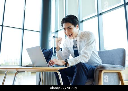 Jeune homme d'affaires japonais à l'aéroport Banque D'Images