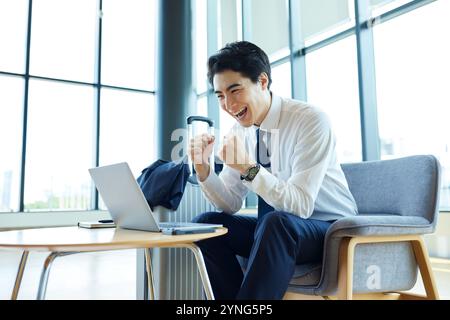 Jeune homme d'affaires japonais à l'aéroport Banque D'Images