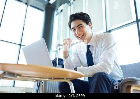 Jeune homme d'affaires japonais à l'aéroport Banque D'Images