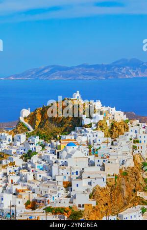 Vue du village de Chora et de l'île de Sifnos au loin, Chora, île de Serifos, îles Cyclades, Grèce Banque D'Images