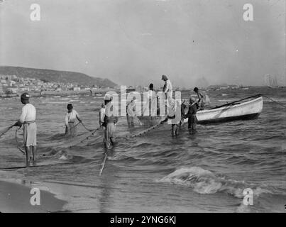 Carmel et Haïfa. Faites glisser dans le transport de pêcheur-net. La baie de Haïfa et Carmel Banque D'Images