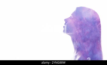 Portrait ésotérique. Illumination spirituelle. Brume violette dans la silhouette féminine double exposition isolée sur fond d'espace de copie blanc. Banque D'Images