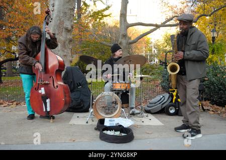 New York, États-Unis. 25 novembre 2024. Des musiciens jouent du jazz à Madison Square Park, Manhattan, New York. (Photo de Jimin Kim/SOPA images/SIPA USA) crédit : SIPA USA/Alamy Live News Banque D'Images