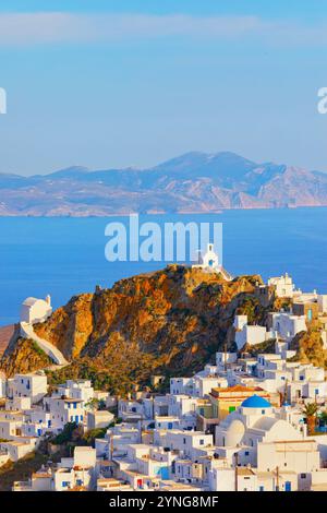 Vue du village de Chora et de l'île de Sifnos au loin, Chora, île de Serifos, îles Cyclades, Grèce Banque D'Images