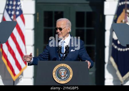 Washington, États-Unis. 25 novembre 2024. Le président des États-Unis Joe Biden pardonne la Turquie de Thanksgiving national à la Maison Blanche à Washington, DC, États-Unis, le 25 novembre 2024. Photo de Chris Kleponis/CNP/ABACAPRESS. COM Credit : Abaca Press/Alamy Live News Banque D'Images