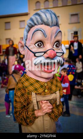 Défilé de grosses têtes et de géants (nans i gegants) à la foire de printemps de Navàs en 2015 (Bages, Barcelone, ​​Catalonia, Espagne) Banque D'Images