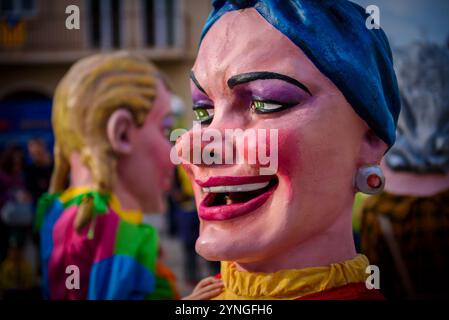 Défilé de grosses têtes et de géants (nans i gegants) à la foire de printemps de Navàs en 2015 (Bages, Barcelone, ​​Catalonia, Espagne) Banque D'Images