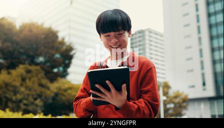 Homme, tablette et voyage dans la rue avec le sourire, la notification ou la lecture avec les médias sociaux sur le trajet en ville. Personne, écran tactile et défilement sur l'application Banque D'Images