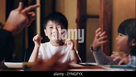 Éducation, enfants et compter à la maison pour apprendre, cours de mathématiques et aide avec les parents. Famille japonaise, enfants et sourire dans le salon pour Banque D'Images