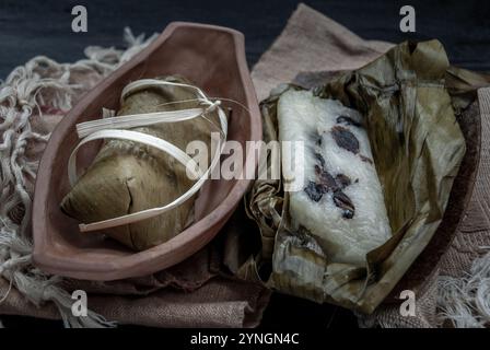 Khao tom mat, un dessert Thaï et laotienne de riz gluant cuit assaisonné enroulé dans des feuilles de bananier normalement insérées avec le remplissage effectué de la banane et de la bl Banque D'Images