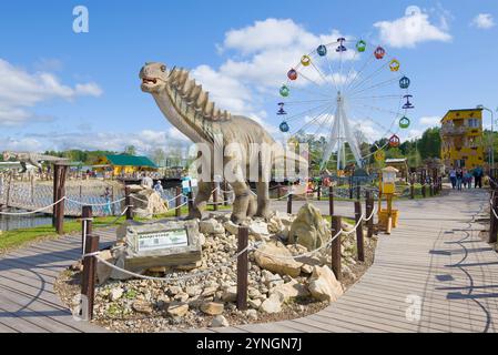 KIROV, RUSSIE - 30 AOÛT 2017 : sculpture de l'amargosaure par un jour ensoleillé d'août. 'Yurkin Park' - parc thématique pour enfants de dinosaures à Kirov Banque D'Images