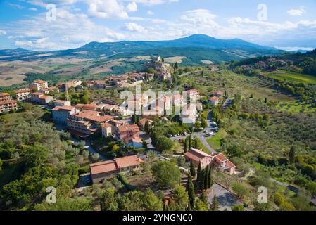 Une vue de la hauteur de la ville Castiglione d'Orcia dans l'après-midi de septembre. Toscane, Italie Banque D'Images