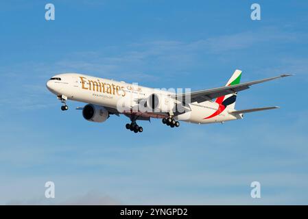 SAINT-PÉTERSBOURG, RUSSIE - 17 FÉVRIER 2016 : Boeing 777-31HER (A6-EGO ) d'Emirates Airline sur une trajectoire de descente Banque D'Images