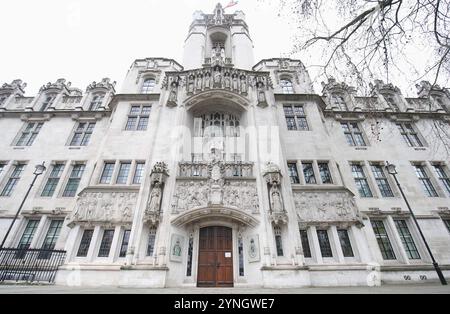 Photo du dossier datée du 26/3/2021 de la Cour suprême du Royaume-Uni à Parliament Square, au centre de Londres. Une contestation judiciaire sur la question de savoir si les femmes trans peuvent être considérées comme des femmes aux fins de la loi sur l'égalité de 2010 commence mardi devant la Cour suprême du Royaume-Uni. Cette action est la dernière d'une série de défis lancés par le groupe de campagne pour les femmes d'Écosse (FWS) sur la définition de la «femme» dans la législation écossaise exigeant une représentation féminine de 50% dans les conseils publics. Date de publication : lundi 25 novembre 2024. Banque D'Images