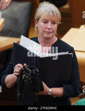 Photo datée du 03/09/24 de la secrétaire aux Finances Shona Robison avant de faire une mise à jour budgétaire prébudgétaire du gouvernement écossais au Parlement écossais à Holyrood, Édimbourg. Le budget de la chancelière a amélioré les perspectives à court terme pour les finances publiques écossaises, mais les ministres à Édimbourg seraient sages de «mettre en banque» l'argent de cette année pour les investissements futurs, ont déclaré des économistes. Le groupe de réflexion respecté de l'Institute for fiscal Studies (IFS) a déclaré que le secrétaire aux finances, Shona Robison, serait sage de reporter une partie des 1,5 milliards de livres supplémentaires alloués au gouvernement écossais dans le financement actuel Banque D'Images