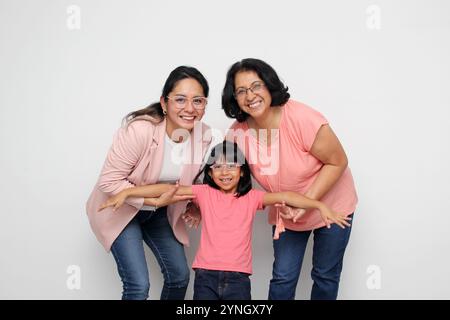 Trois générations de femmes brunes Latina, grand-mère, maman et fille avec des lunettes montrent leur amour et le soutien de leur famille célèbrent la fête des mères Banque D'Images