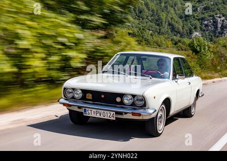 Fiat 124 Sport Coupe classique sur la route. Le coupé deux portes quatre places était basé sur la berline 124 et est propulsé par le « moteur Lampredi ». Banque D'Images