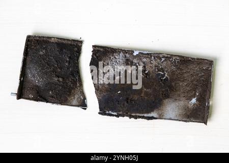 Pièces sales, huileuses et cassées d'un ancien ventilateur d'extraction de cuisine. Banque D'Images