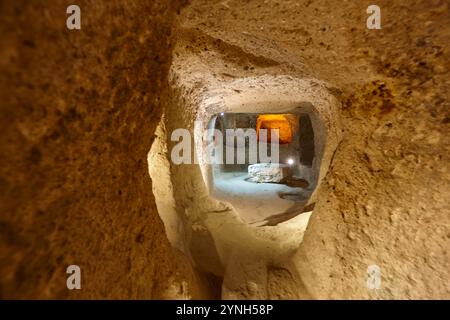 Passage intérieur dans la ville souterraine de Kaymakli. Cappadoce, Turquie Banque D'Images