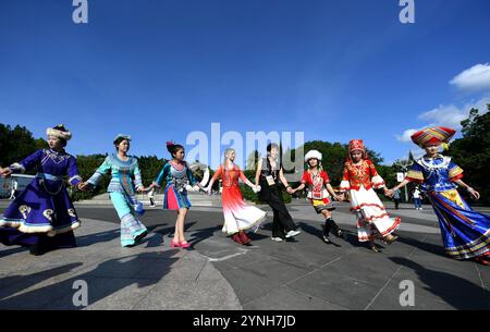 Sanya, province chinoise de Hainan. 26 novembre 2024. Les gens dansent lors d'un gala des 12es Jeux traditionnels nationaux des minorités ethniques de Chine à Sanya, province de Hainan, dans le sud de la Chine, novembre 26, 2024. Crédit : Yang Wenbin/Xinhua/Alamy Live News Banque D'Images