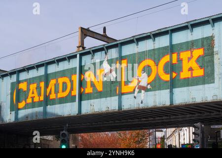 Londres, Royaume-Uni - 19 octobre 2024 - Pont d'accueil de Camden Lock à Camden Town, Londres Banque D'Images