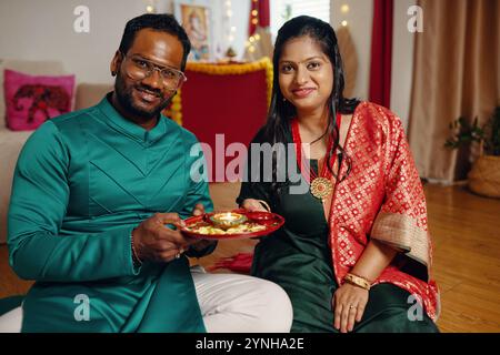 Couple souriant célébrant le Festival traditionnel ensemble Banque D'Images