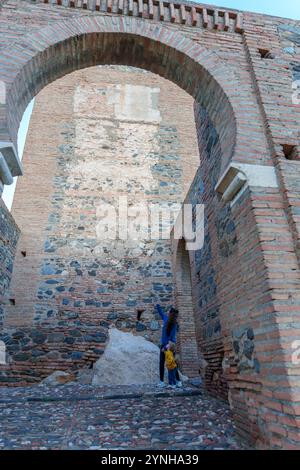 Mère avec enfant visitant une ancienne forteresse musulmane au coucher du soleil lors d'une visite touristique Banque D'Images