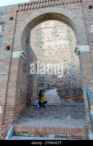 Mère avec enfant visitant une ancienne forteresse musulmane au coucher du soleil lors d'une visite touristique Banque D'Images