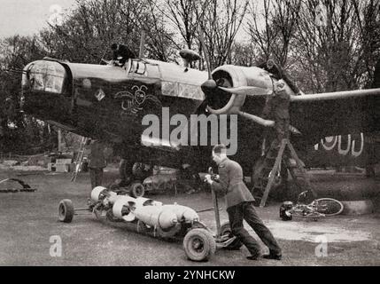 Un Wellington bombardé en préparation pour un raid pendant la seconde Guerre mondiale. Tiré de Wings of War, publié en 1942. Banque D'Images