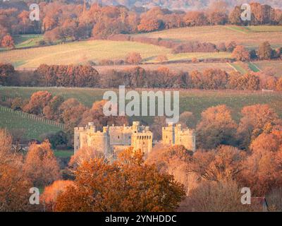 Château de Bodiam pendant l'automne de la haute weald est Sussex sud-est de l'Angleterre Royaume-Uni Banque D'Images