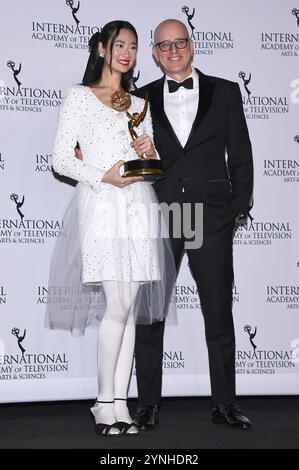 New York, États-Unis. 25 novembre 2024. L'actrice thaïlandaise Chutimon Chuengcharoensukying détient son prix de la meilleure performance d'une actrice pour 'Hunger alors qu'elle pose avec Kelly AuCoin (R) dans la salle de presse lors de la 52e cérémonie des International Emmy Awards au New York Hilton, New York, NY, le 25 novembre 2024. (Photo par Anthony Behar/Sipa USA) crédit : Sipa USA/Alamy Live News Banque D'Images