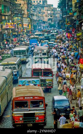 Inde, Calcutta, la route animée Mahatma Gandhi à Kolkata Banque D'Images