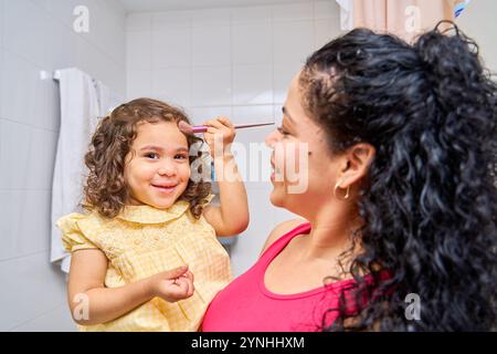 fille avec sa mère se maquillant Banque D'Images